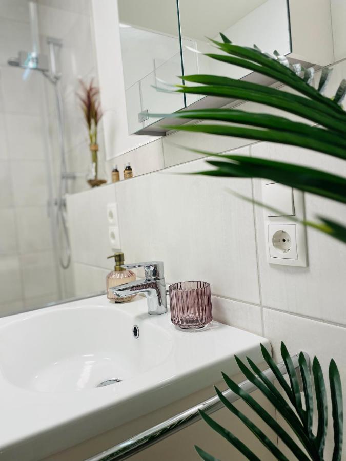 Klassen Stay - Exklusives Apartment Am Hbf - Kueche, Netflix, Kingsizebett Coblença Exterior foto